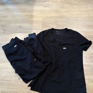 Figs women's Classic Black Scrub Set small top and petite small bottoms.